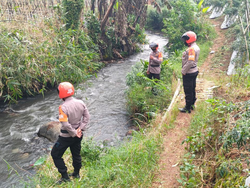 Pengecekan Kondisi Sungai Wilayah Lembang Oleh Sat Brimob Polda Jabar.